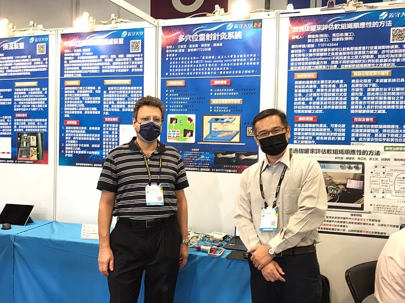 獲金牌的「透過拔罐來評估軟組織順應性的方法」，由物理系主任陳建良(左)領軍，攜手醫工系老師馬亞尼(右)與老師郭士民，並鏈結義大癌醫院資源，跨域激盪亮眼成果(照片來源：義守大學提供)。