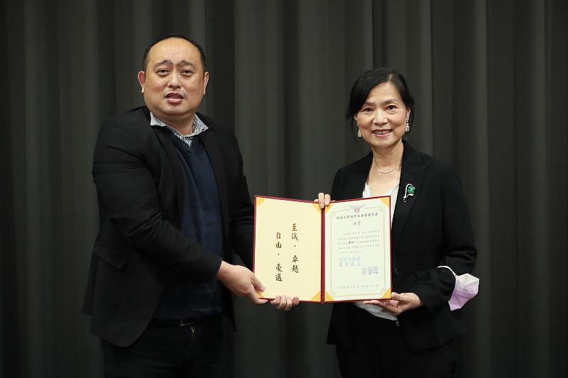 郭處長頒發鄭美英班導聘書