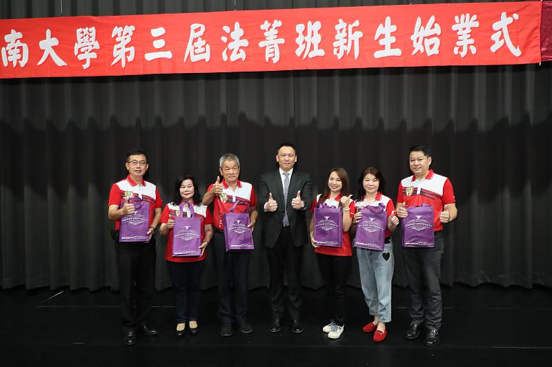 顏志光董事長頒贈入學禮