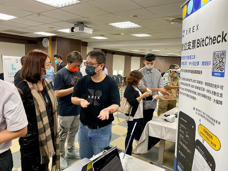 3.參與者實地體驗現場展品。(貿協提供)