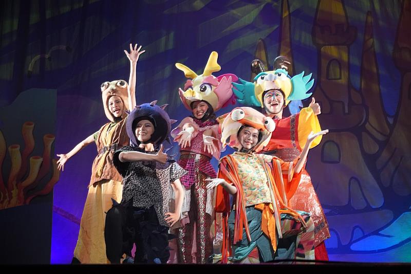 繽紛多樣貌的海底生物服裝，與朗朗上口的節奏性歌舞，更吸引孩子專注於戲劇中。