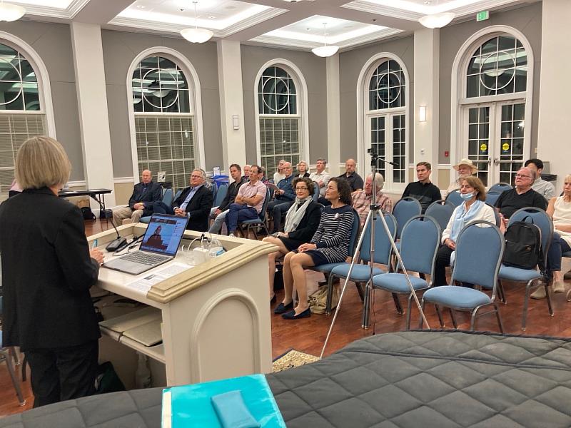 世界宗教博物館國際事務部主任瑪麗．哈比拖開場，介紹靈鷲山開山住持、世界宗教博物館創辦人心道法師。（圖由世界宗教博物館提供）