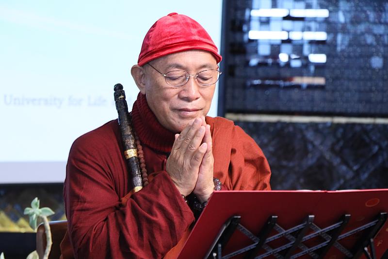 心道法師帶領一分鐘平安禪，圓滿這次國際論壇。。（圖由世界宗教博物館提供）