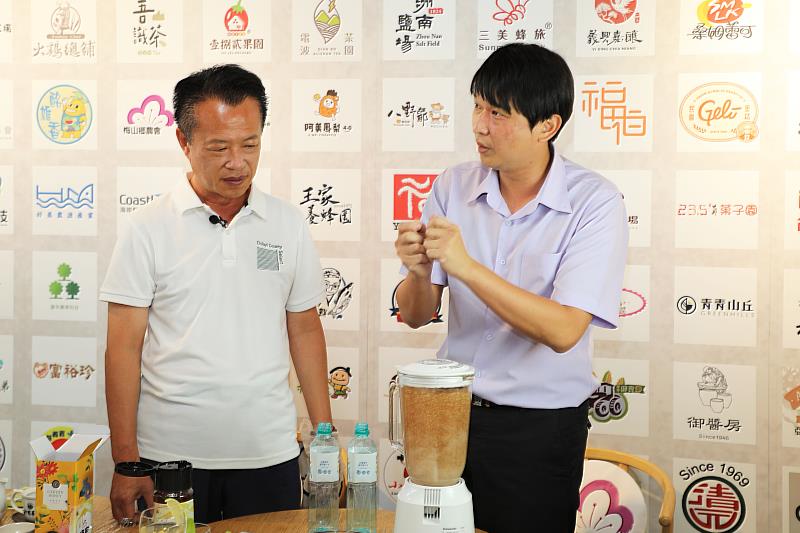 販賣機也能買到愛玉籽！嘉義優鮮X長榮文苑快閃店 翁縣長帶領鄉親直播開箱