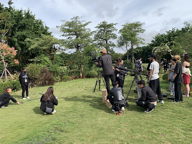 由學長姊帶領學弟妹，以電影劇組的型態分工合作