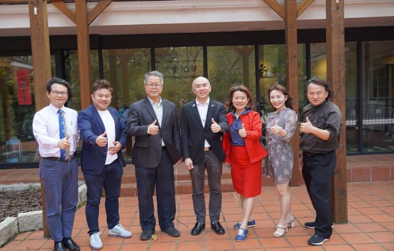 中華大學副校長解鴻年（左3）包下整個包廂，宴請來自馬來西亞的外賓，成為餐廳重新開張後的第一組賓客。