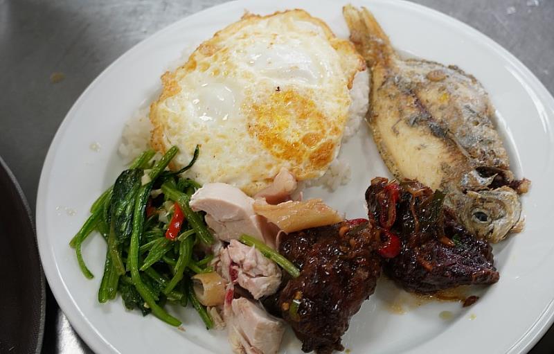五星級飯店主廚黃俊萍每天都會推出不同菜色的平價簡餐和便當，供全校師生和外賓享用。