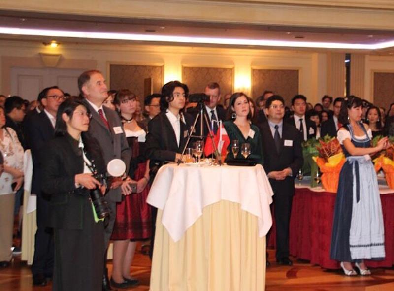 圖三：蘇偉恩17歲時在奧地利維也納國慶酒會擔任攝影（蘇偉恩提供）