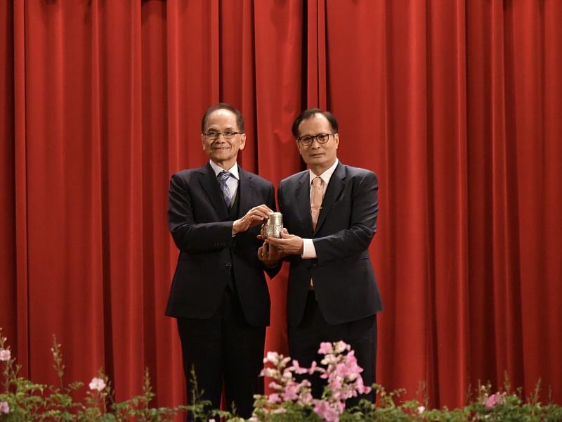 新加坡僑務委員施至隆（右）致贈紀念品予游錫堃（左）