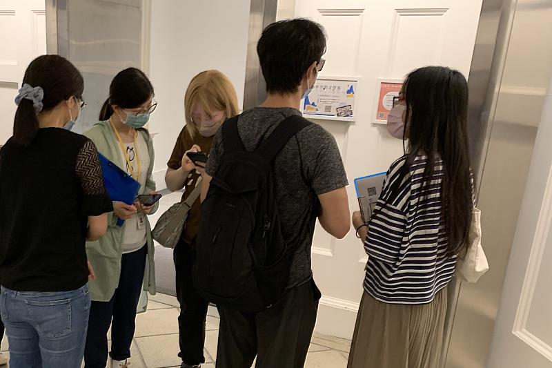 館員協助受試者下載APP與導覽包，經過實地走訪，調整出最佳版本。