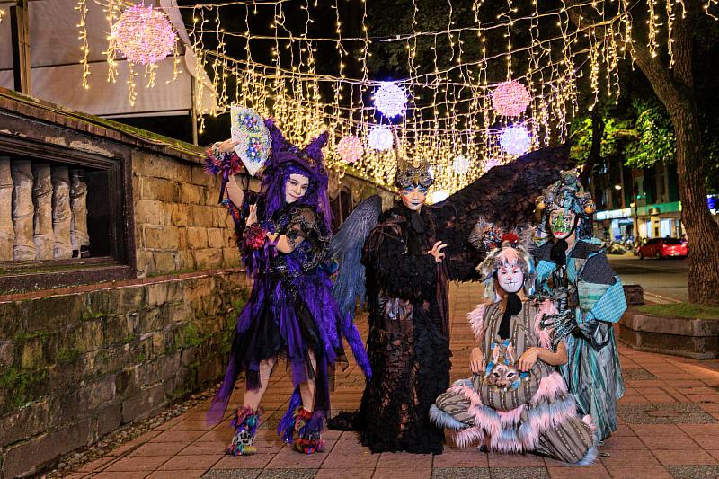 本週末將有造型精緻特別的精怪們穿梭林家花園，帶來精采暖場表演。