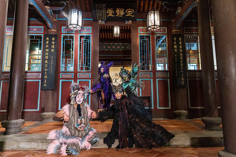 由國際知名團隊當代傳奇劇場演出磅礡大戲《女神·西王母》，串聯林園定靜堂廣場與板橋放送所進行5G異地共演。