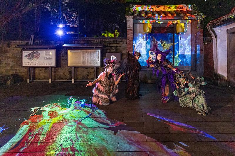 自11月5日起至112年1月2日每晚7時至9時，林家花園門口廣場將幻化成瑤池仙境!