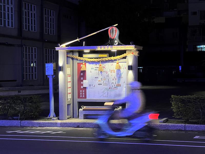 藝術公車亭吹日式風  感受創意街頭美學