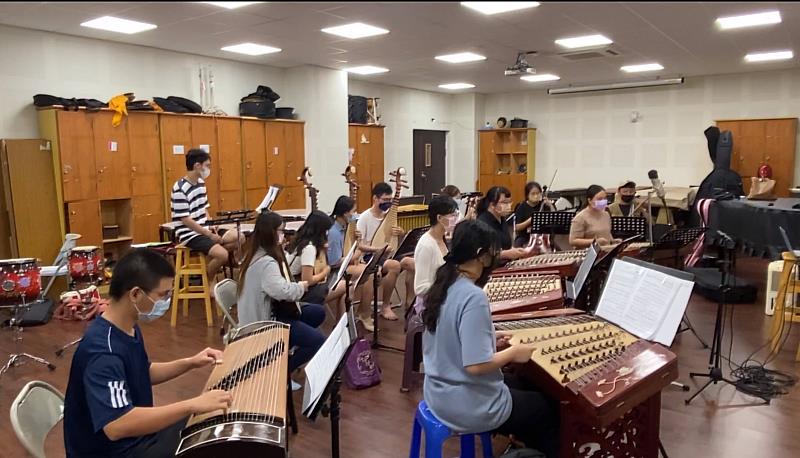 南華大學民音系勇奪馬來西亞國際藝術節三大獎，由馬銘輝老師指導的彈撥樂團，獲得榮譽金獎第二名。(圖為樂團排練情形)