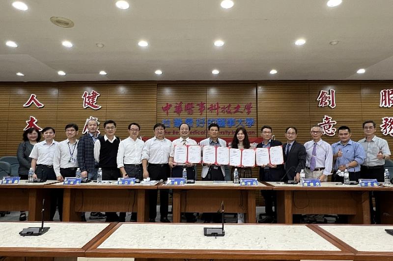 簽署完成後產學雙方出席代表合照一起為今後的合作作見證