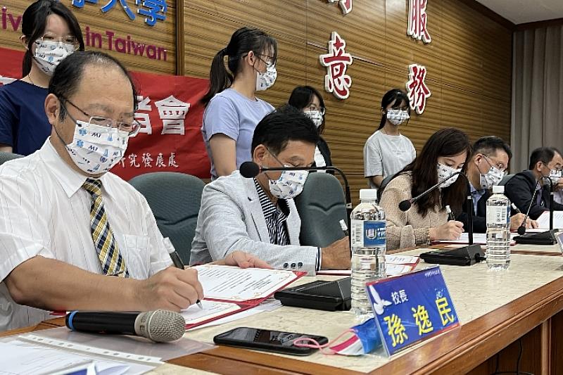 中華醫事科技大學致力產業學院國家重點產業發展需求人才培育，由孫逸民校長代表與尚發窯業董事長陳洋裕、東星眼鏡公司總經理盧儀芳、新加坡商天格科技臺灣分公司總經理王昱嵐（左起），簽署人才培力產學合作備忘錄