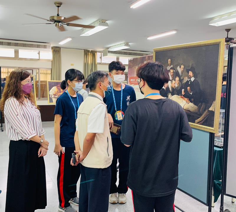 興國高中廣達游於藝巡迴展的導覽志工為新營區長翁振祥先生及黃向吟校長進行解說。
