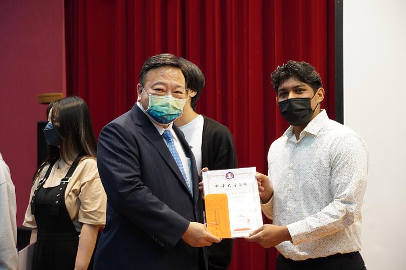 高楷睿因積極參加社團且熱心助人，上學期獲得陽光青年第19名的肯定。