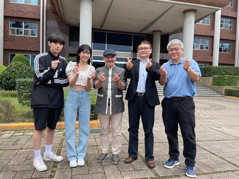 「中華上古神話山海經文化藝術股份有限公司」與義守大學合作的「山海經上古神話文創IP開發」產學計畫，藉年輕學子的創意，為文創產業帶來新視野(照片來源：義守大學提供)。