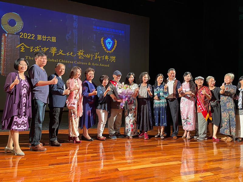 擔任義守大學數媒系專業技術教師的藝術家魏滔(中)，榮獲2022全球中華文化藝術薪傳獎肯定(照片來源：義守大學提供)。