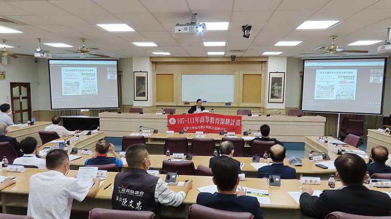 南華大學舉辦產業諮詢顧問交流會，永續中心執行長洪耀明線上簡報「ESG與永續發展-南華大學實踐經驗及成果」。