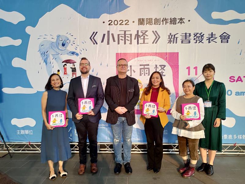作家劉嘉路、捷克經濟文化辦事處David Steinke代表、湯瑪士．瑞杰可、張麗惠老師等貴賓合照
