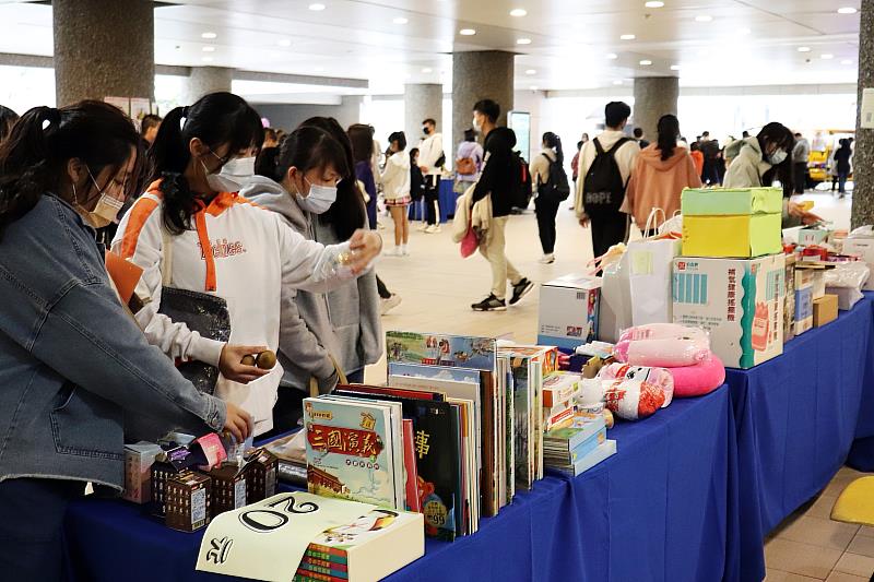 長庚大學秘書室與校友總會辦理愛心二手物義賣，募集弱勢助學金。