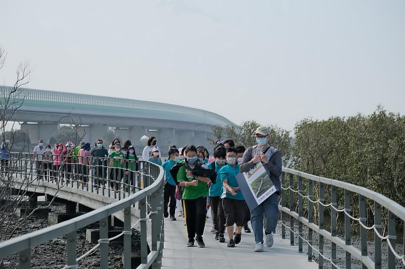 芳苑國小及仁愛社區參加保安林共學活動