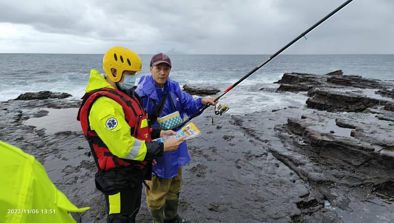 考量近日東北季風增強，因應疫情解封戶外遊憩人潮湧現，爰此，新北市政府亦與海巡人員共同執行加強防溺巡邏及勸導措施