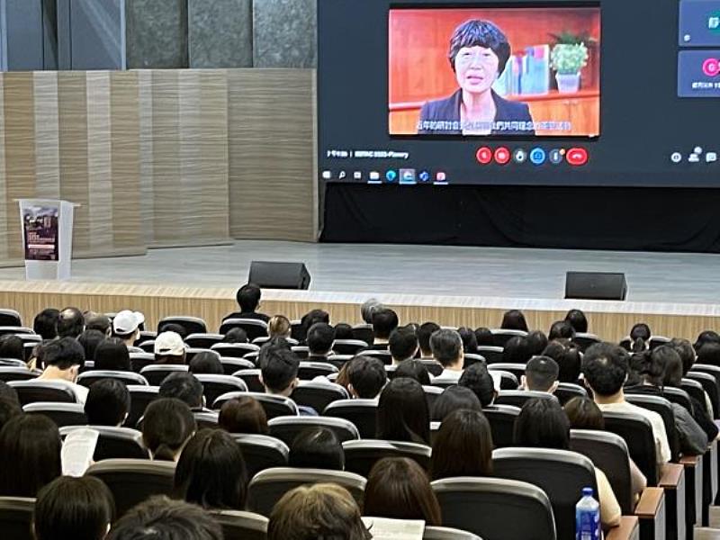 財團法人語言測驗訓練中心（LTTC）李欣穎執行長於「2022雙語教育創新教學與評量研討會」視訊開場致詞。
