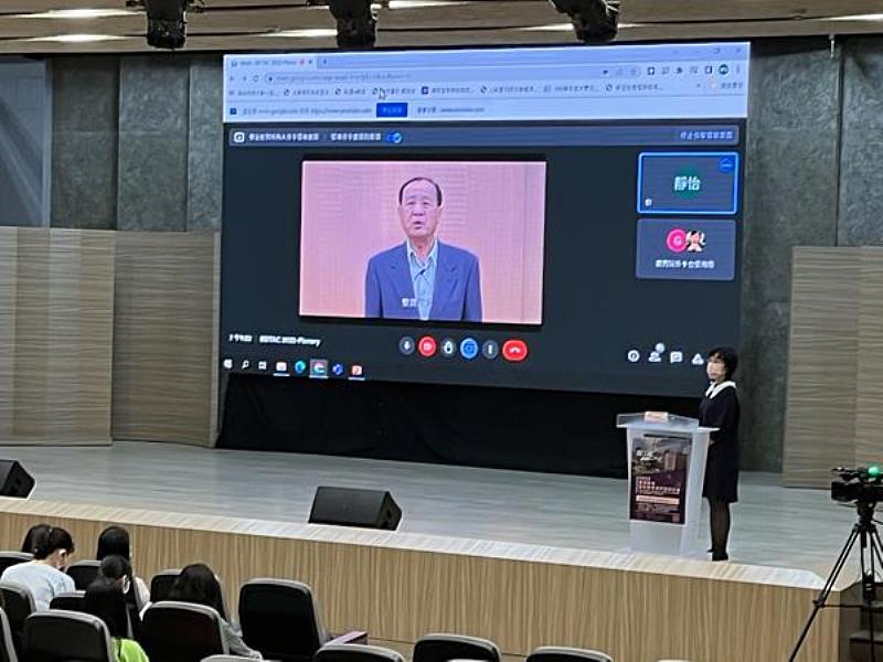 南臺科技大學校長盧燈茂為「2022雙語教育創新教學與評量研討會」進行視訊開場致詞。