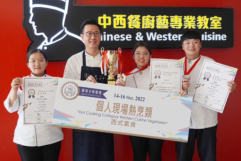 大葉大學餐旅系彭建治教授(左二)指導學生陳勁妤(右二)、張泓錡(右一)、劉容諮(左一)參加廚藝賽，獲1金1銀1銅