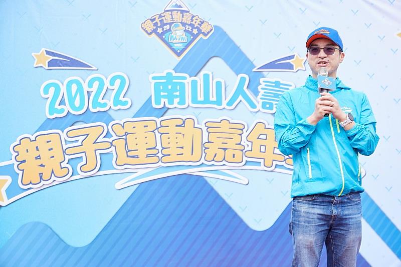 南山人壽董事長尹崇堯在活動現場指出：「南山人壽積極用行動實踐保險是『公益服務業』的核心價值，一方面為民眾打造保險保障，另方面也期許做民眾健康的靠山。」