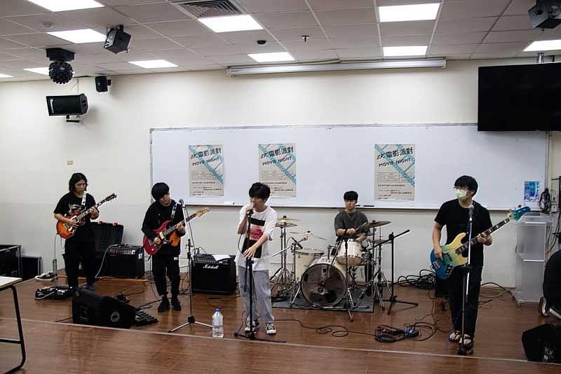 圖四：世新學生樂團帶來精彩表演為8K電影播映炒熱氣氛