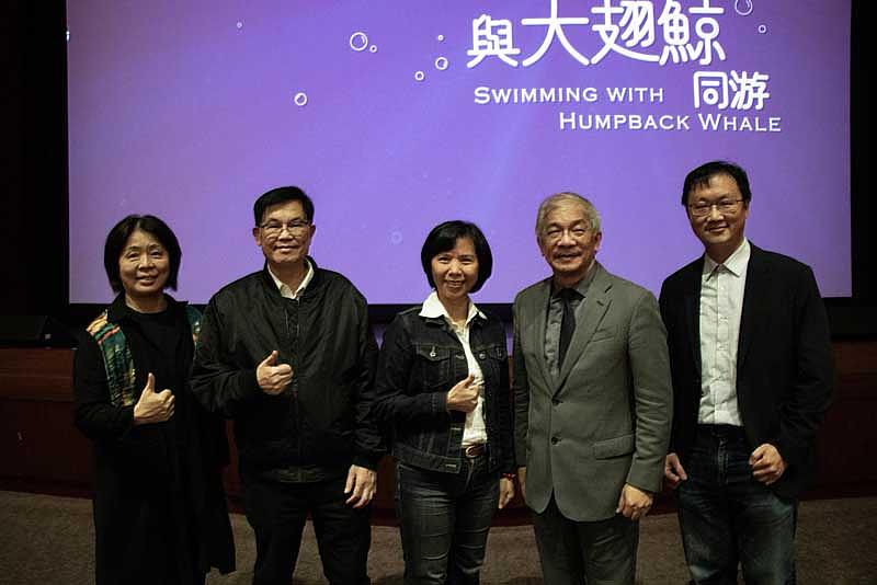 圖二：世新大學大禮堂擁有8K投影播放設備，播映同等級生態紀錄片，左起新聞傳播學院院長阮明淑、校友會總會榮譽理事長謝雷諾、國立海洋科技博物館館長陳素芬、世新大學校長陳清河、學務長胡全威