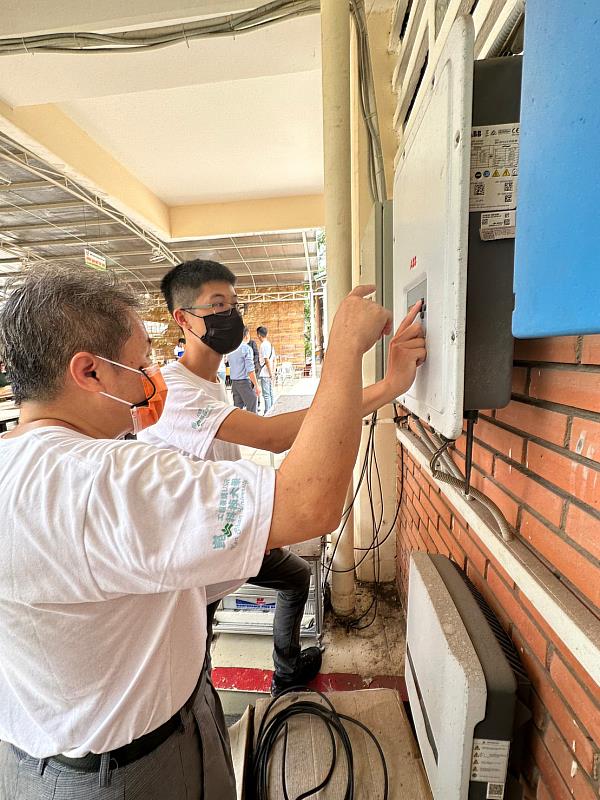 崑大USR團隊實地踏查協助越校建置的太陽能光電板訓練場域