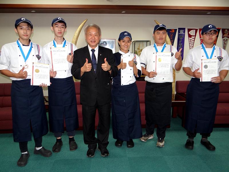 龔瑞璋校長和「2022韓國KICC國際餐飲糕點榶菓料理大賽」獲獎師生合影。