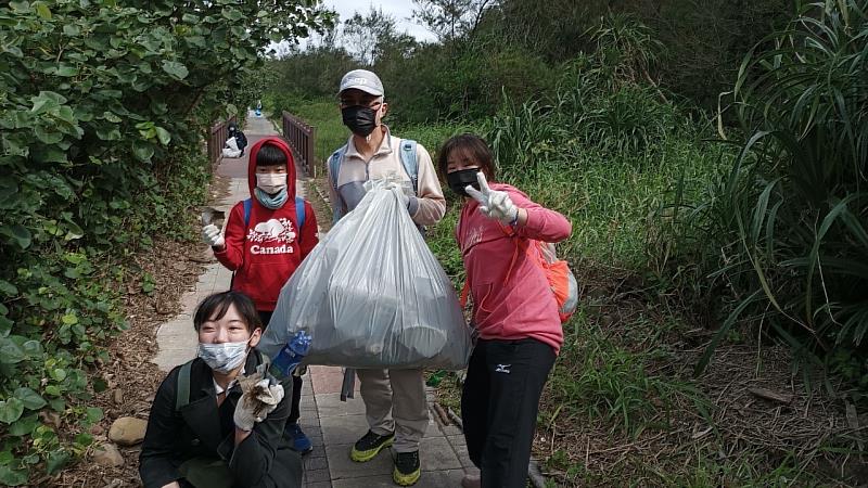 元智師生護地球 新屋石滬淨灘