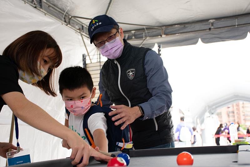 總經理楊榮輝陪著現場小朋友同樂，表示:「在現場看著孩們開心，也是另一種交流與收穫。