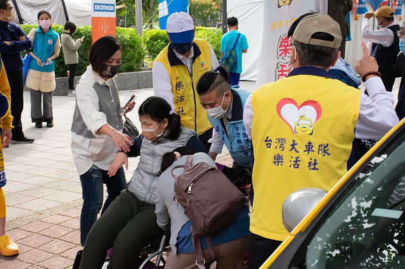 55688集團副董事長李瓊淑(圖左一)，一早點趕到現場協助行動不便的孩子下車事宜。