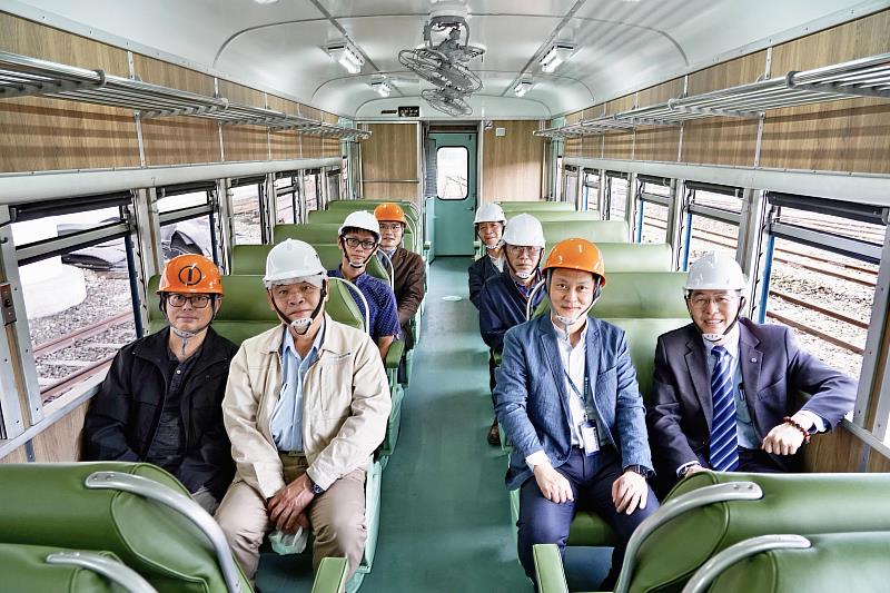 洪致文諮詢委員、台車公司許順榮總經理、鐵博籌備處鄭銘彰主任、臺鐵局馮輝昇副局長、古庭維諮詢委員、臺鐵局機務處古寶興副處長、鐵博籌備處林長杰副主任、臺鐵局花蓮機廠羅世維廠長共同出席見證DR2303號柴油客車完成動態運轉測試(由左至右，前排至後排)。