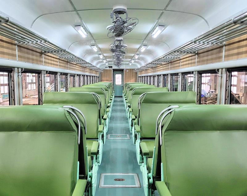 鐵博籌備處將DR2303號柴油客車車廂內裝依民國73年改造出廠時之樣貌進行復原，包含木紋內裝板、湖水綠色塗裝、草綠色座椅與椅背扶手等細節。