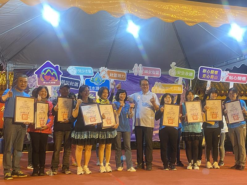 臺東縣「真愛永續、資源相伴」聯合旗艦成果展暨踩街活動防暴成果展 縣長饒慶鈴高度肯定
