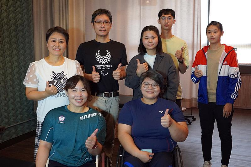 帕運國手參觀運動治療室後合影