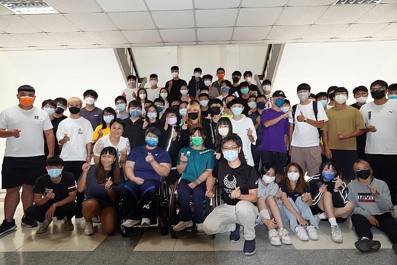 帕運金牌選手林資惠(中靠左)林亞琁(中右)和運動保健課程師生合影