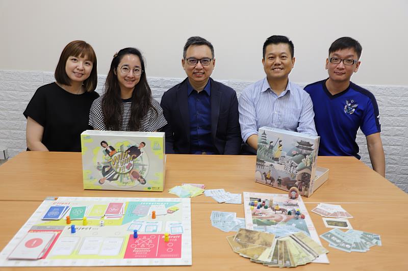 臺科大侯惠澤教授團隊與故宮合作「乾隆皇帝要出巡」文物桌遊及與國泰人壽合作的「WinWin保險+」，連續兩年獲得國際教育遊戲競賽首獎與銀獎肯定