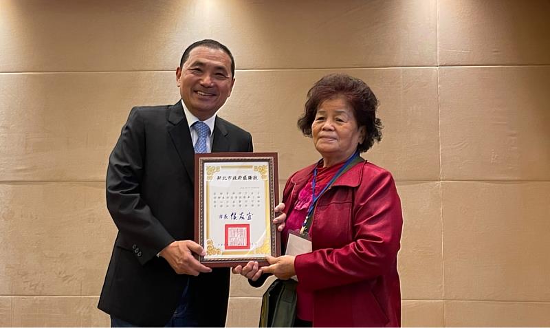 李陳昭子女士與市長合影