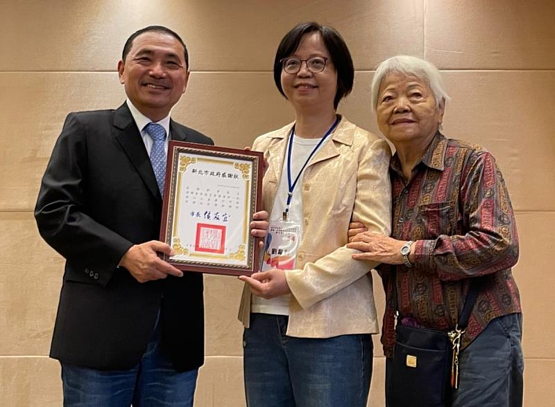劉韋利女士及親屬與市長合影