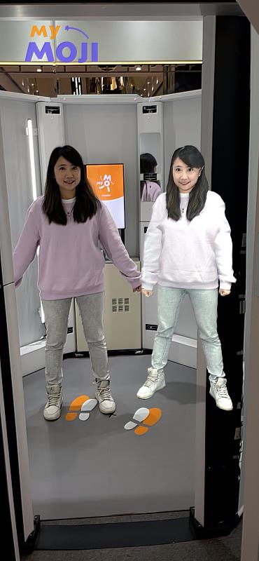 台灣大哥大MyMoji服務提供用戶建造個人專屬的3D真人動態模型，並結合AR影像，創造虛實同框的效果，圖左為真人實像、右為數位分身。